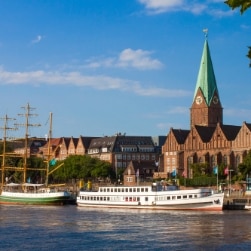 Bremen - historisches Stadtzentrum mit Segelschiff am Hafen. 