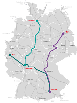 Grafik einer Karte von Deutschland mit ausgewählten DB-Junior-Express-Verbindungen. Markiert sind drei Strecken: Köln - München, Frankfurt - Hamburg und Berlin - München. Die Strecken verlaufen über wichtige Zwischenstationen wie Frankfurt, Kassel, Hannover, Nürnberg und Leipzig. Die Karte zeigt zusätzlich weitere größere Bahnhöfe und das Fernverkehrsnetz im Hintergrund.