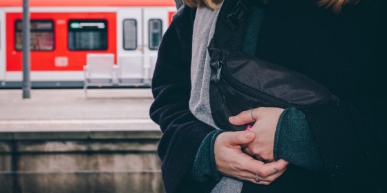 Person hält ihre Handtasche fest am Körper