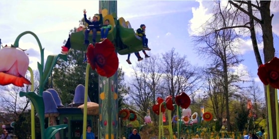 Außenbereich mit Spielgeräten in Form von großen Blumen