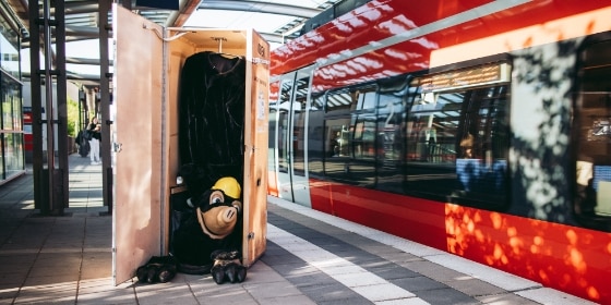 Max Maulwurf in seiner Reisekiste am Bahnsteig