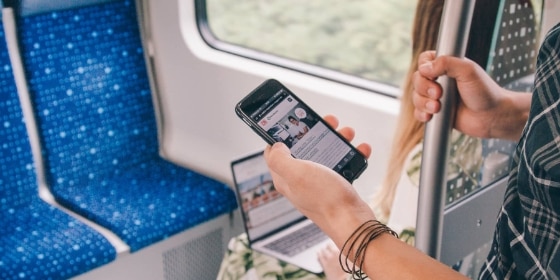 Personen in der S-Bahn mit ihren mobilen Endgeräten