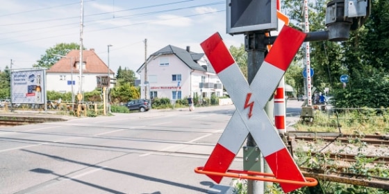 Andreaskreuz an einem Bahnübergang