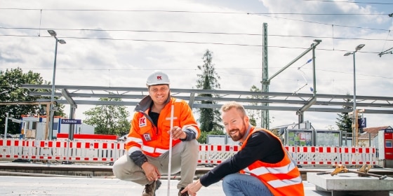 Bauarbeiter vermessen etwas mit einem Meterstab