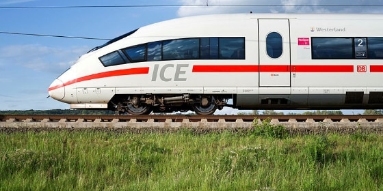 ICE Zug auf der Strecke