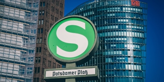 S-Bahn Logo am Potsdamer Platz in Berlin