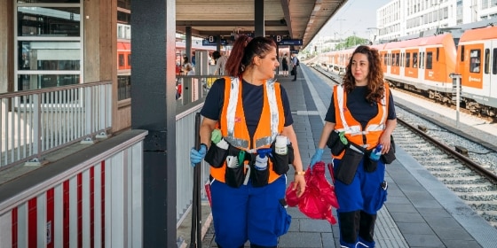 Mitarbeitende des What's Schmutzig Teams am Bahnsteig