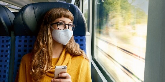 Frau mit FFP2-Maske im Regiozug