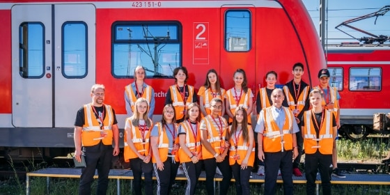 Gruppenfoto der Schülerbegleiter vor einer S-Bahn