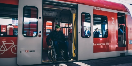 Azubi im Rollstuhl steigt aus einer S-Bahn aus