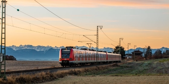 S-Bahn fährt durch das herbstliche Münchner Umland