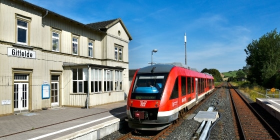Regionalzug bei Gittelde im Südharz