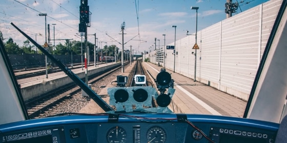 Blick aus dem Führerstand mit den Filmkameras an der Front