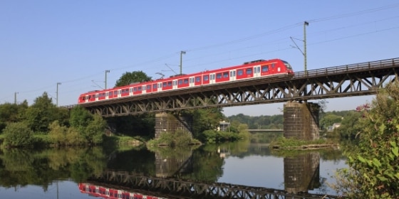 S-Bahn Baureihe ET 422 auf der Essen-Steele Ruhrbrücke