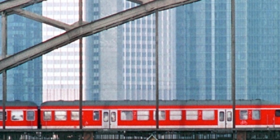 Frankfurt Deutschherrnbrücke mit Regional-Express