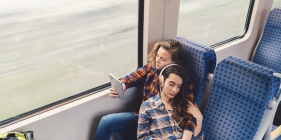 Junges Paar entspannt im Regionalzug