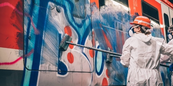 Mitarbeitende des S-Bahn Werks Steinhausen beim Entfernen eines Graffitis