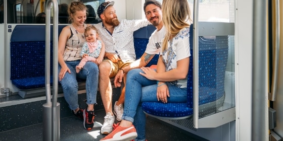 Gruppe von Personen in der Familienecke in der S-Bahn