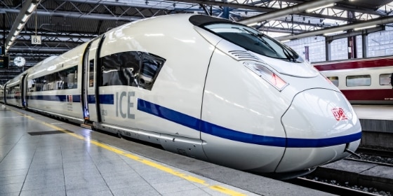 ICE "Europa" mit blauem Streifen im Bahnhof Brüssel