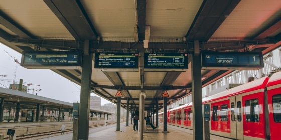 Mehrere Bahnsteigsanzeiger am Ostbahnhof