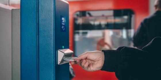 Person entwertet ein Ticket an einem Fahrkartenentwerter