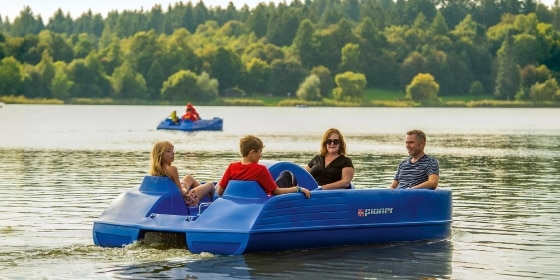 Familie im Tretboot im Stausee Losheim