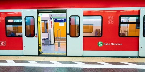 Eine S-Bahn des Typs ET423 an einem spanischen Bahnsteig - dem Marienplatz in München