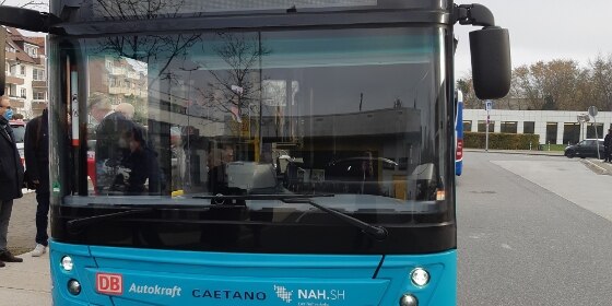 Blauer Wasserstoffbus auf Straße