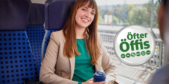 Junge Frau im Regionalzug mit öfter-Öffis-Button
