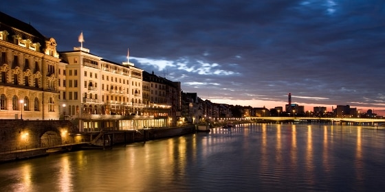 Altstadt von Basel bei Nacht