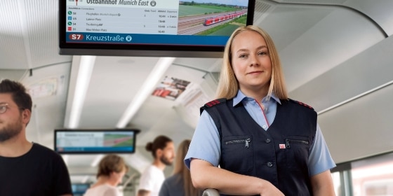 Eine Lokführerin in Unternehmensbekleidung in einer S-Bahn