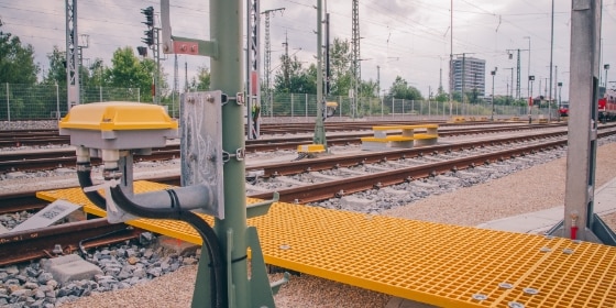 Gelber Gleisüberweg in München Steinhausen