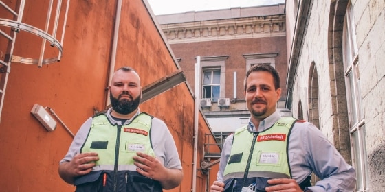 Zwei Mitarbeitende der DB Sicherheit am Hauptbahnhof