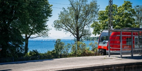 S-Bahn München im Vordergrund und der Starnberger See im Hintergrund