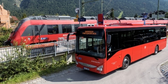 Roter Bus neben Regionalbahn