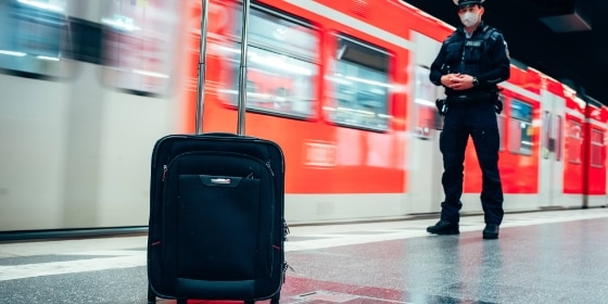 Herrenloses Gepäckstück am Bahnsteig