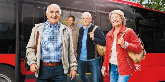 Senioren vor Bus