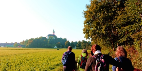 Wallfahrer, im Hintergrund Kloster Andechs