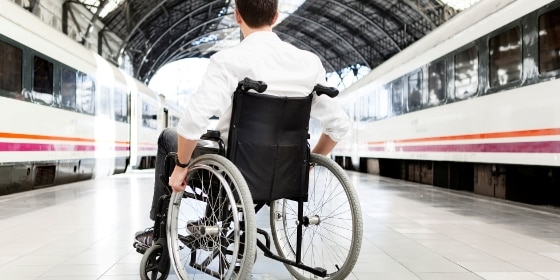 Mann im Rollstuhl am Bahnsteig