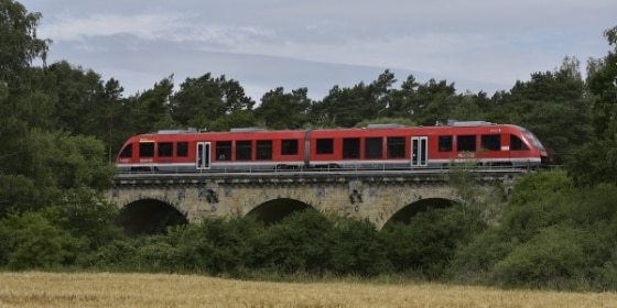 Zug der Harz-Weser-Bahn auf Brücke