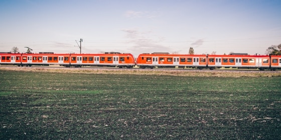 Eine S-Bahn fährt durch die Landschaft