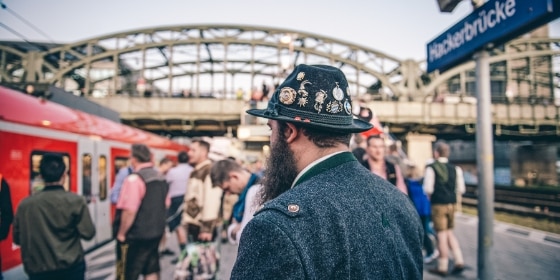 Menschen in Tracht an der Hackerbrücke