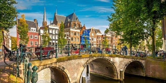 Kanal in Amsterdam mit Fahrrädern