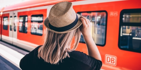 Person mit Hut am Bahnsteig