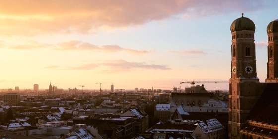 Blick über winterliches München in Abendsonne