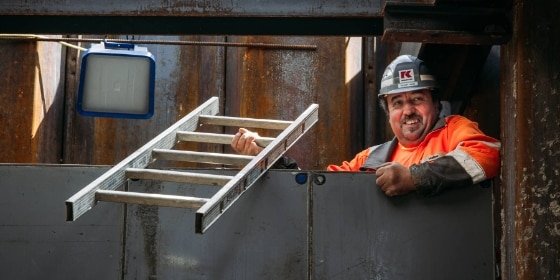 Mitarbeitender auf einer Baustelle