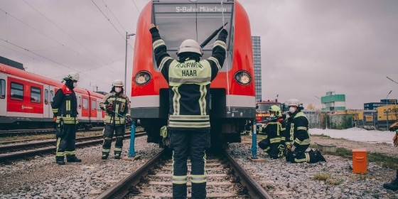 Die Feuerwehr trainiert einen Einsatz an einer S-Bahn