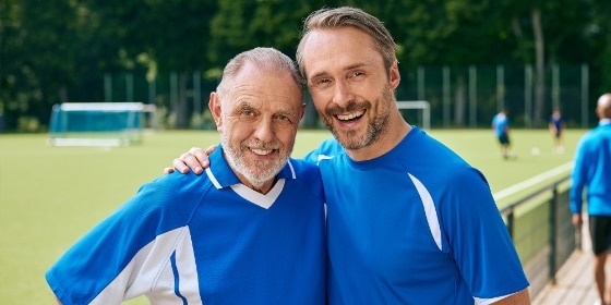 2 Männer, alt und jung, in Fußballtrikots