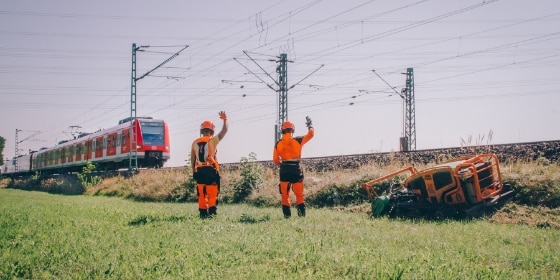 Die Kollegen der Grünpflege grüßen eine vorbeifahrende S-Bahn