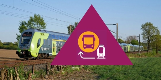 Regionalzug mit Ersatzverkehr-Icon im Vordergrund